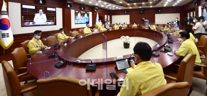 중앙재난안전대책본부 회의, 수도권 4단계 연장 발표                                                                                                                                                 