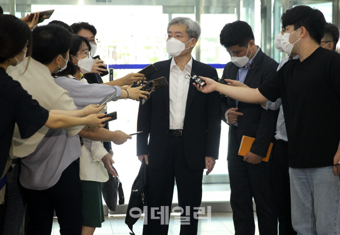  기자에게 답변하는 고승범 금융위원장 내정자                                                                                                                                                       