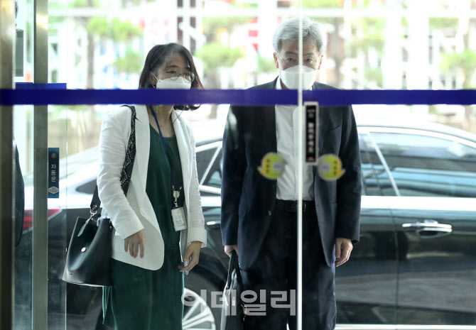  출근하는 고승범 금융위원장 내정자                                                                                                                                                                