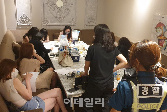 서울 확진자 역대 최다인데…문 닫은 유흥주점 '은밀한 술판'에 노마스크 - Vimarsana News