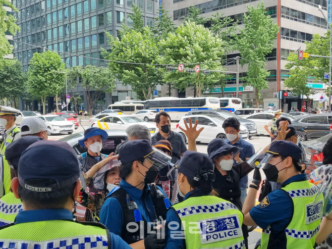 광화문 막히니 탑골로 간 '전광훈黨' 집회…'턱스크'하고 경찰과 충돌 - Vimarsana News