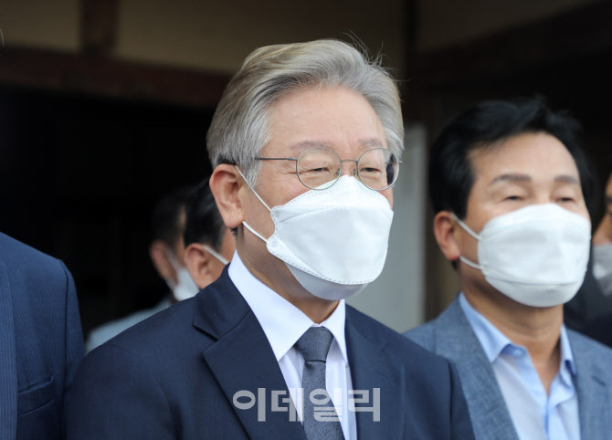 대선 후보적합도 이재명 25.6% 오차 밖 1위...윤석열 18.1% - Vimarsana News