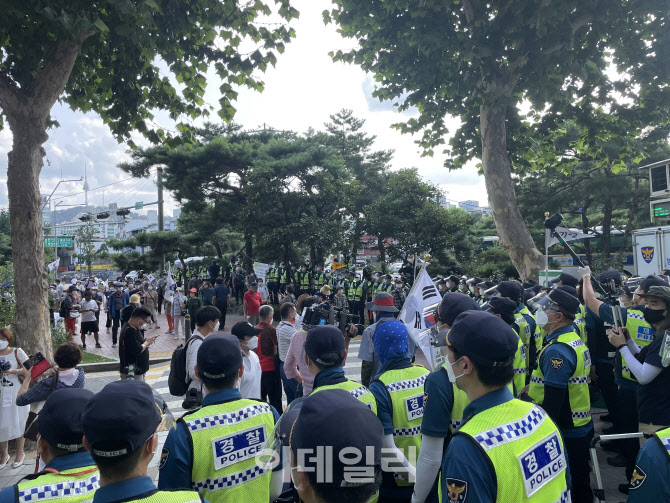 "매주 土 모일 것"…전광훈黨 이틀째 집회에 도심 '아수라장'(종합) - Vimarsana News