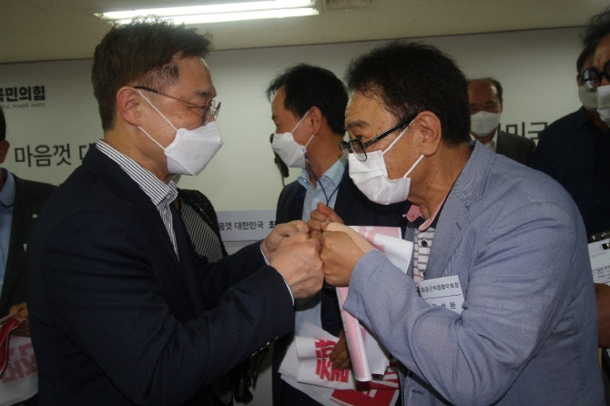 최재형, 이준석·대선주자 연석회의 제안 "볼썽사나운 내부 분열" - Vimarsana News