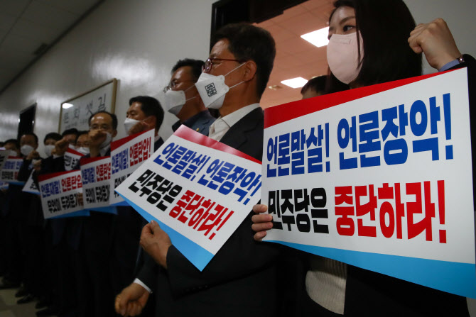 [인터뷰]이석연 "언론중재법, 말할 것도 없이 위헌…세계적 웃음거리" - Vimarsana News