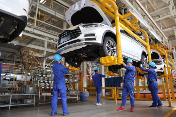 중국, 8월 산업생산 5.3% 증가…예상 밑돌아