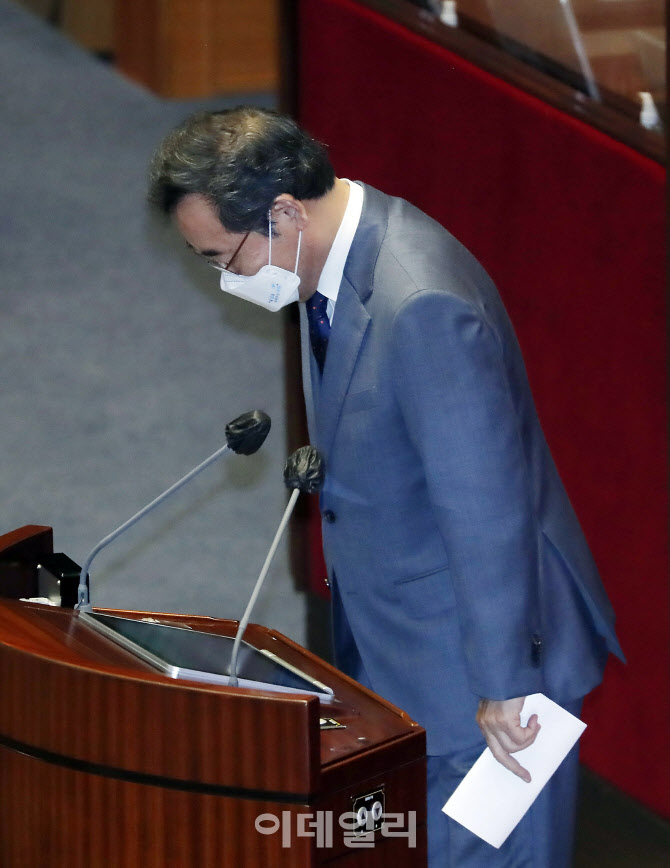 '고개숙여 인사하는 이낙연'                                                                                                                                                              