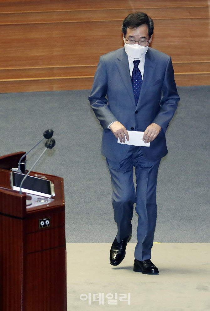 '단상으로 향하는 이낙연'                                                                                                                                                                