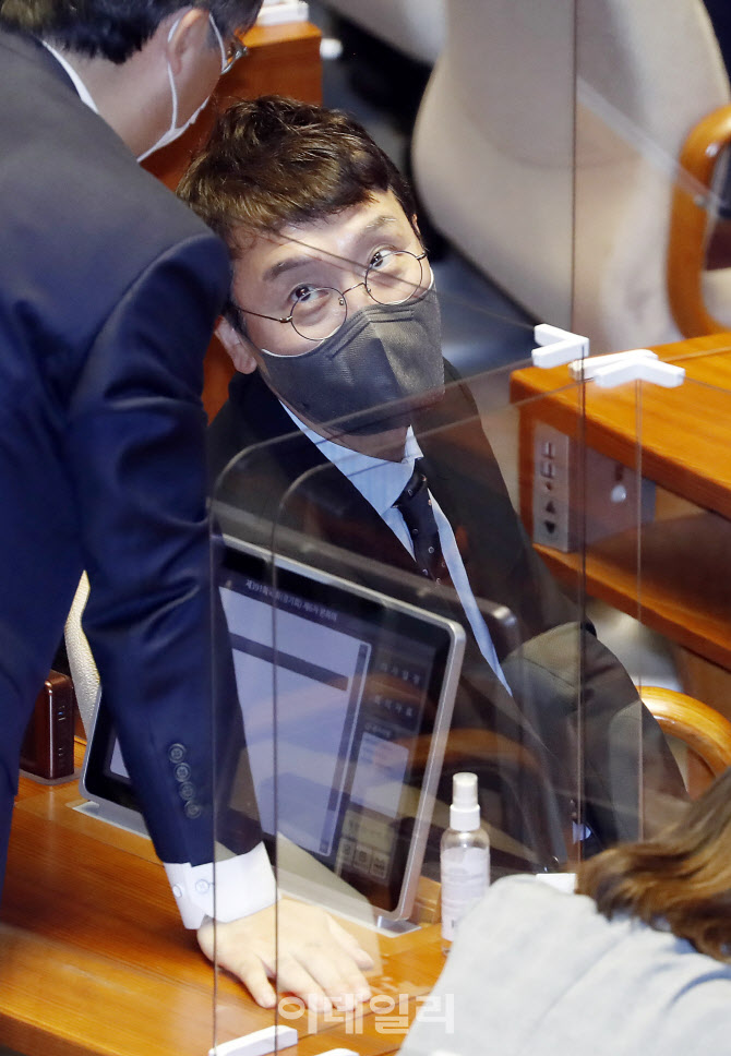 '국회 본회의 참석한 김웅'                                                                                                                                                               