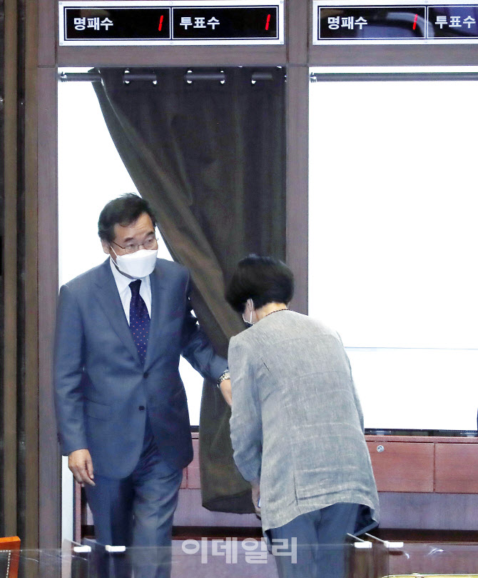 '본인 사직의 건 투표 마친 이낙연'                                                                                                                                                       