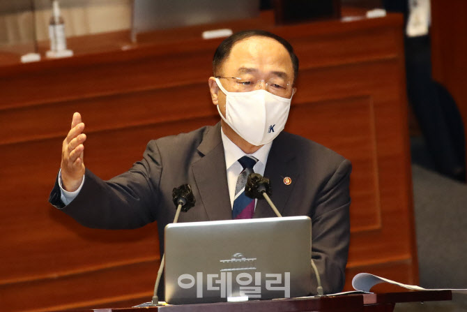 '대정부질문 답변하는 홍남기'                                                                                                                                                            