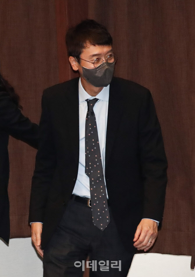 '이낙연 사직안 투표 마친 김웅'                                                                                                                                                          