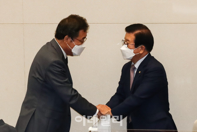 '박병석 국회의장과 인사하는 이낙연'                                                                                                                                                     