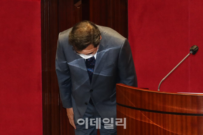 '고개숙여 인사하는 이낙연'                                                                                                                                                              