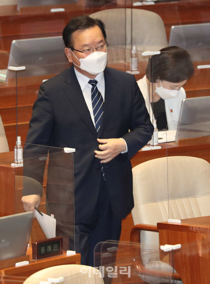 대정부질문, '발언대 향하는 김부겸 국무총리'                                                                                                                                             