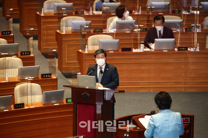 '답변하는 전해철 장관'                                                                                                                                                                  