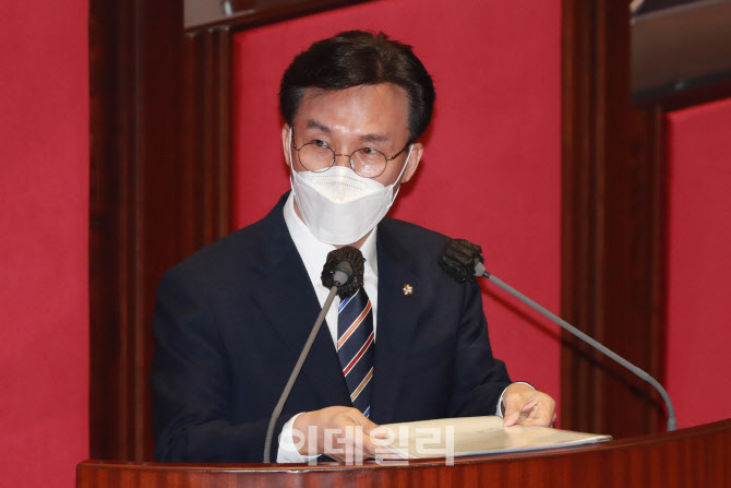 '질의하는 김민석 의원'                                                                                                                                                                  