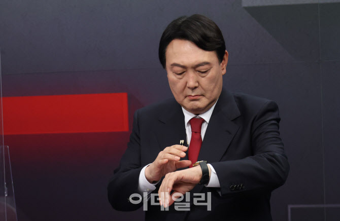 '토론회 준비하는 윤석열'                                                                                                                                                                