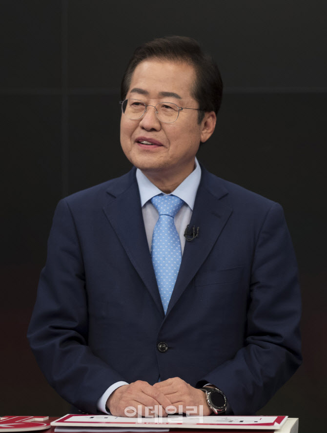 '토론회 준비하는 홍준표'                                                                                                                                                                