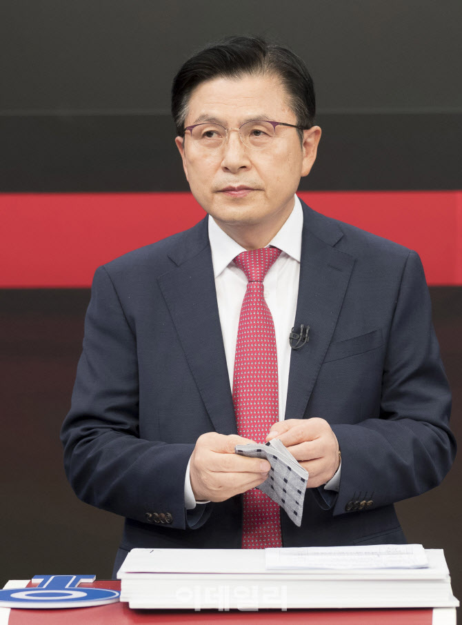 '토론회 준비하는 황교안'                                                                                                                                                                