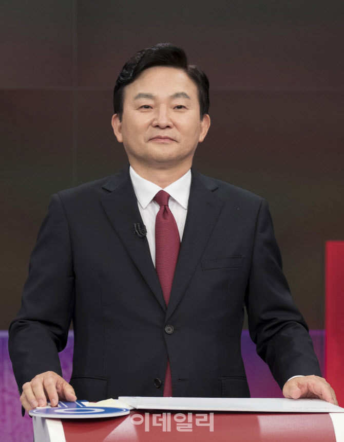 '토론회 준비하는 원희룡'                                                                                                                                                                