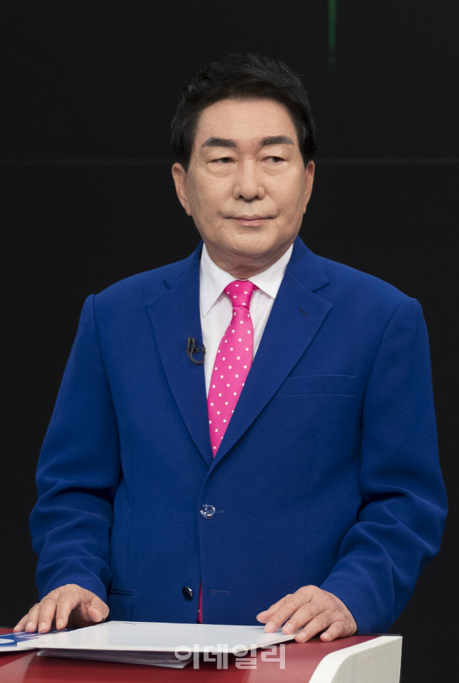 '토론회 준비하는 안상수'                                                                                                                                                                