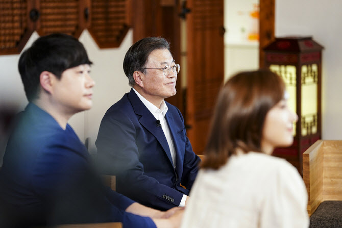 '역주행 걸그룹' 만난 文대통령 "청년시절, 삶에 암담함 느꼈다" - Vimarsana News