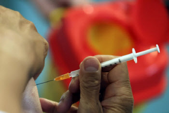 FDA 자문단, 백신 부스터샷 반대…접종 계획 차질 빚나