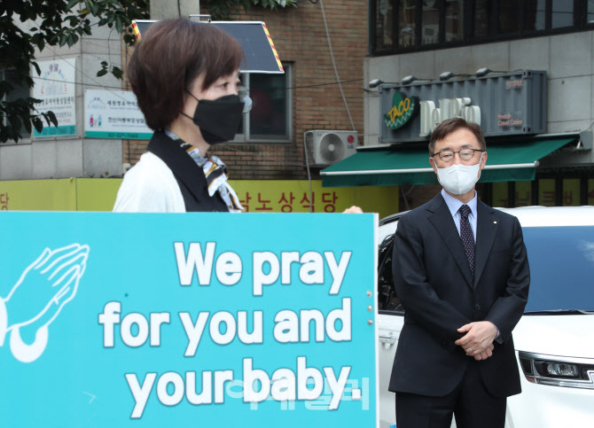 낙태 반대, '부인 이소연씨 1인 시위 바라보는 최재형'                                                                                                                                     