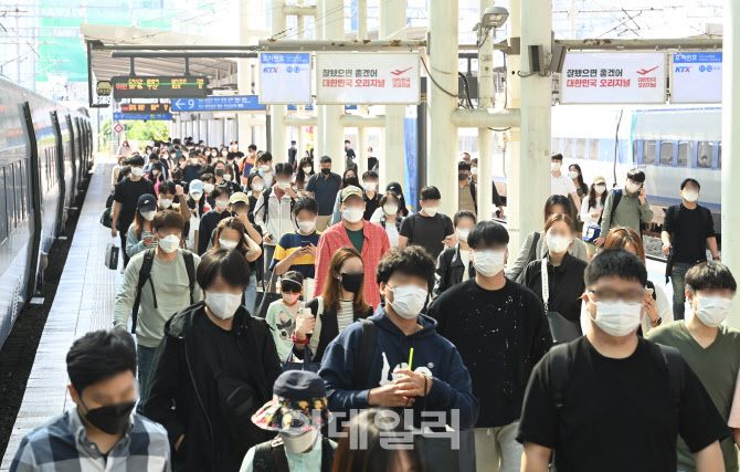 귀경객들로 북적이는 서울역                                                                                                                                                                        