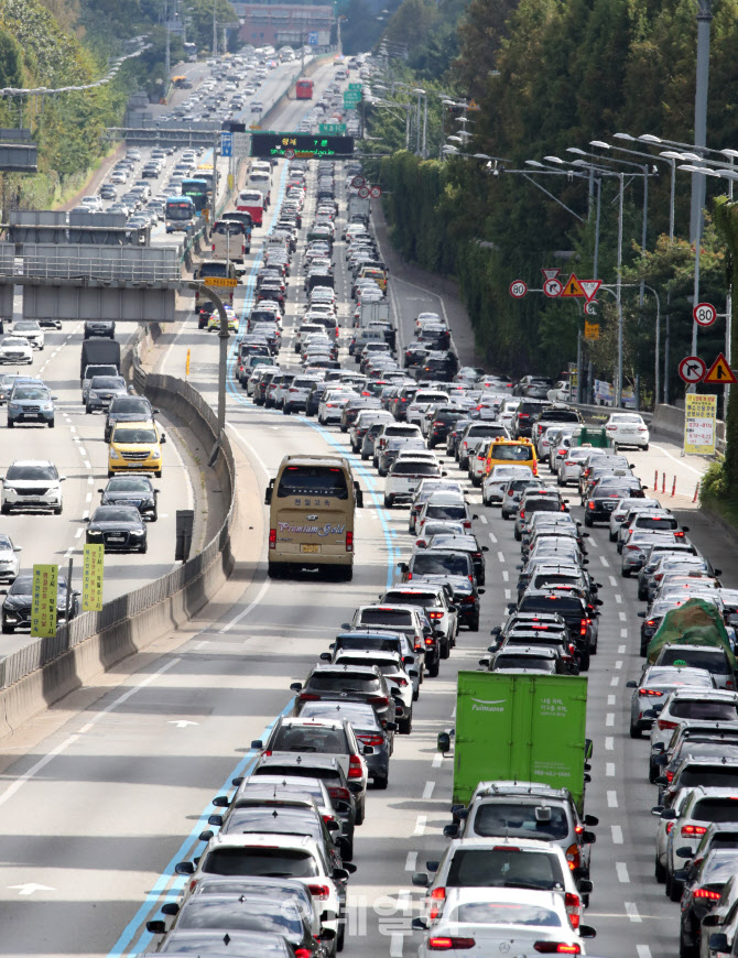 연휴 마지막날 오후 귀경길 정체 본격화                                                                                                                                                             