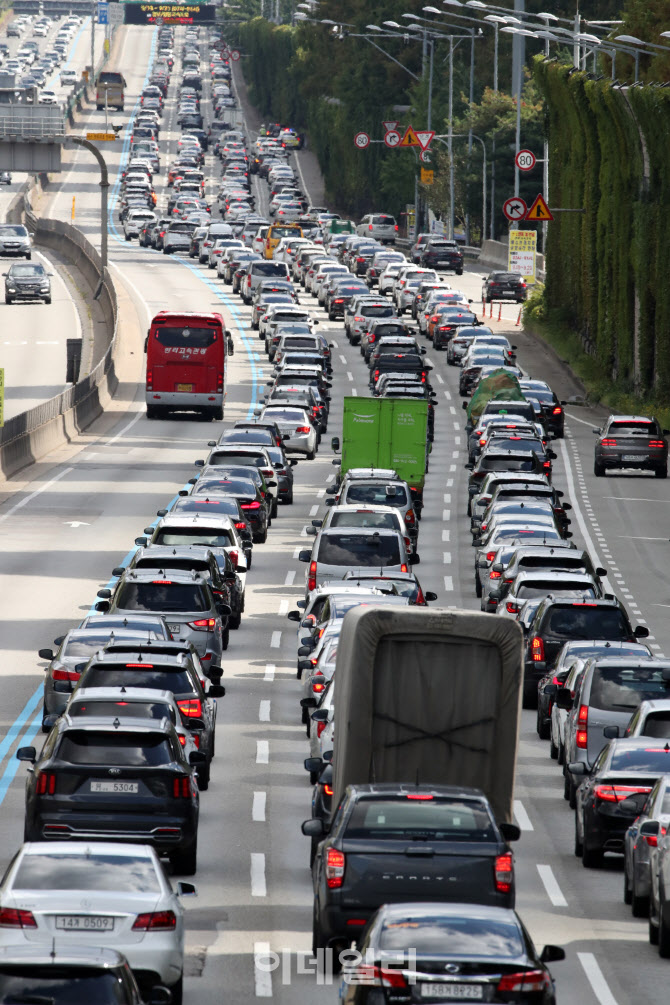 주차장이 된 고속도로                                                                                                                                                                              