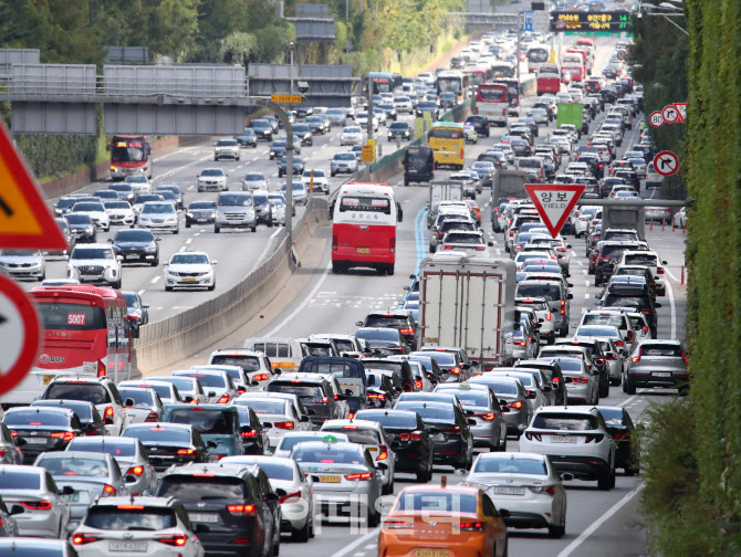 연휴 마지막 날 고속도로 곳곳 정체                                                                                                                                                                 