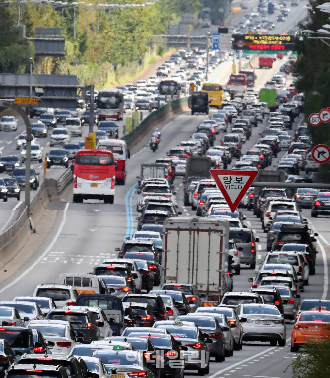 추석 연휴 마지막 날 고속도로 곳곳 정체                                                                                                                                                            