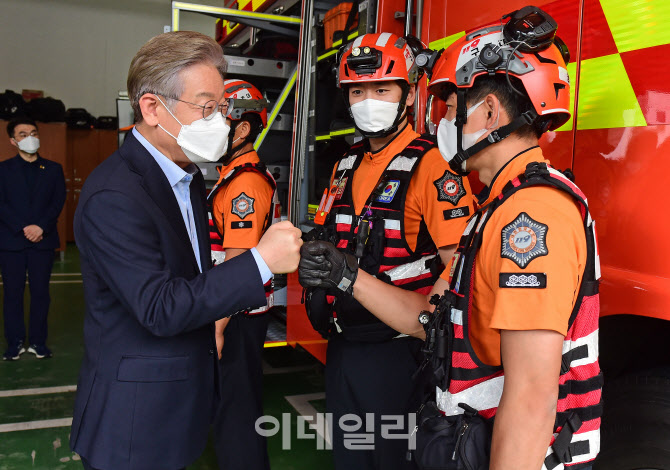 '소방관 격려하는 이재명'                                                                                                                                                                