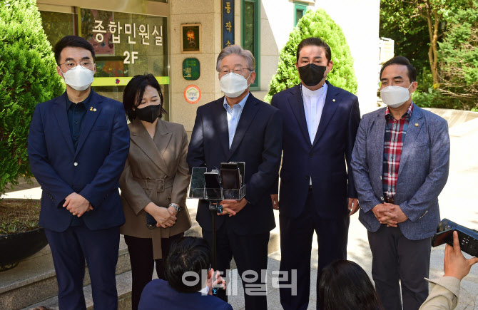 '추석 연휴, 동작소방서 방문한 이재명'                                                                                                                                                   