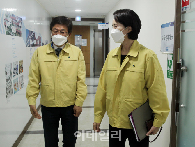  소아·청소년 백신접종 관련 회의 참석하는 유은혜 부총리                                                                                                                                           