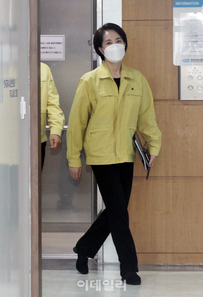  소아·청소년 백신 대책회의 참석하는 유은혜 부총리                                                                                                                                                