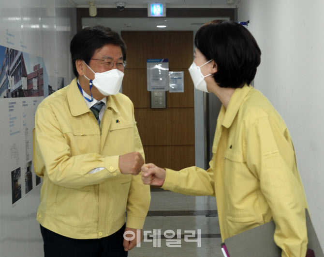  유은혜 부총리와 최교진 교육감협의회장                                                                                                                                                            