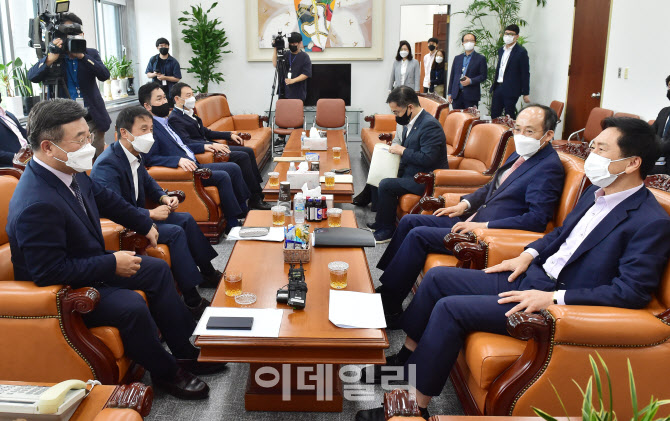 여야 원내대표, '언론중재법 상정 여부 협의'                                                                                                                                              
