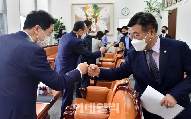 언론중재법 처리, '막판 협의나선 여야 원내대표'                                                                                                                                          