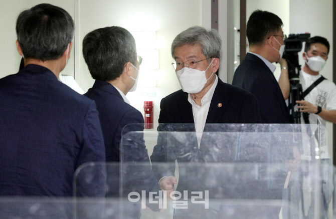 참석자들과 인사 나누는 고승범 위원장                                                                                                                                                              