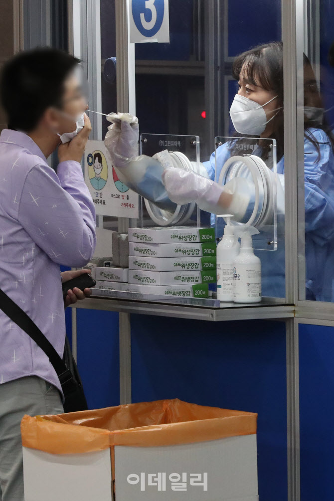 코로나19 검사 받는 시민                                                                                                                                                                           