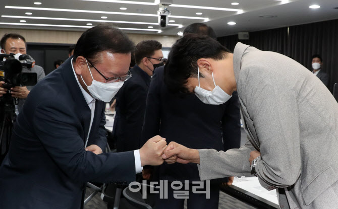 자영업자 비대위 공동 대표와 인사하는 김부겸 총리                                                                                                                                                  