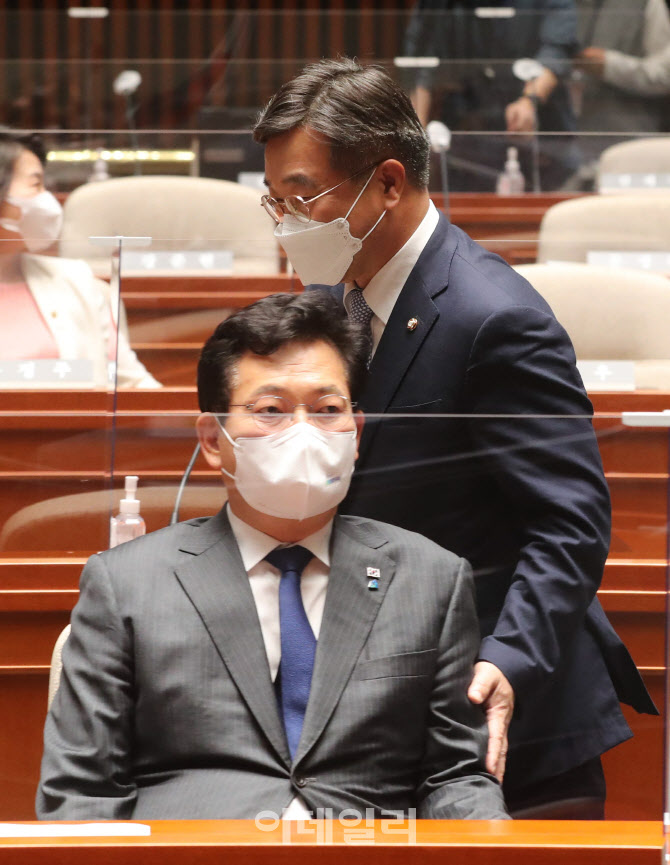 의원총회 참석한 송영길-윤호중                                                                                                                                                                     