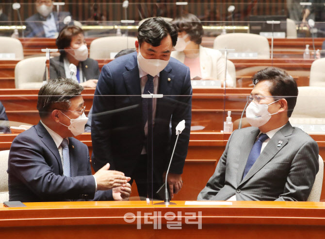 의원총회, '논의하는 송영길-윤호중-윤관석'                                                                                                                                               