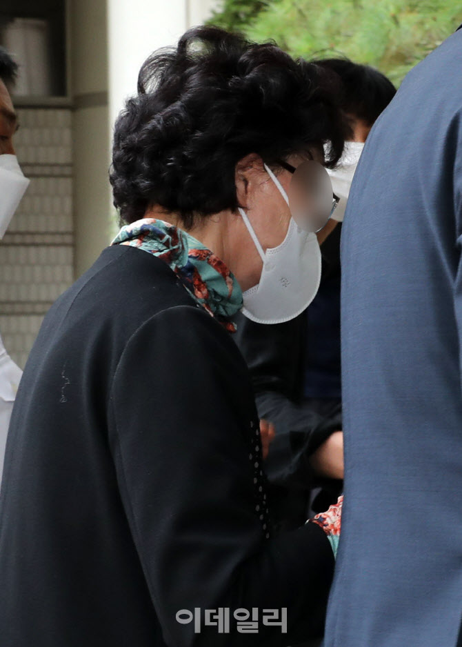 법정 향하는 윤석열 전 검찰총장 장모                                                                                                                                                               