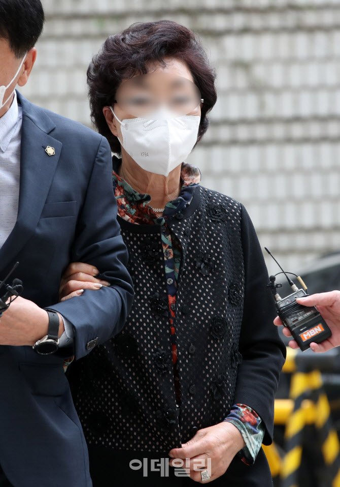 '요양급여 부정수급' 윤석열 장모 보석 후 첫 재판                                                                                                                                         