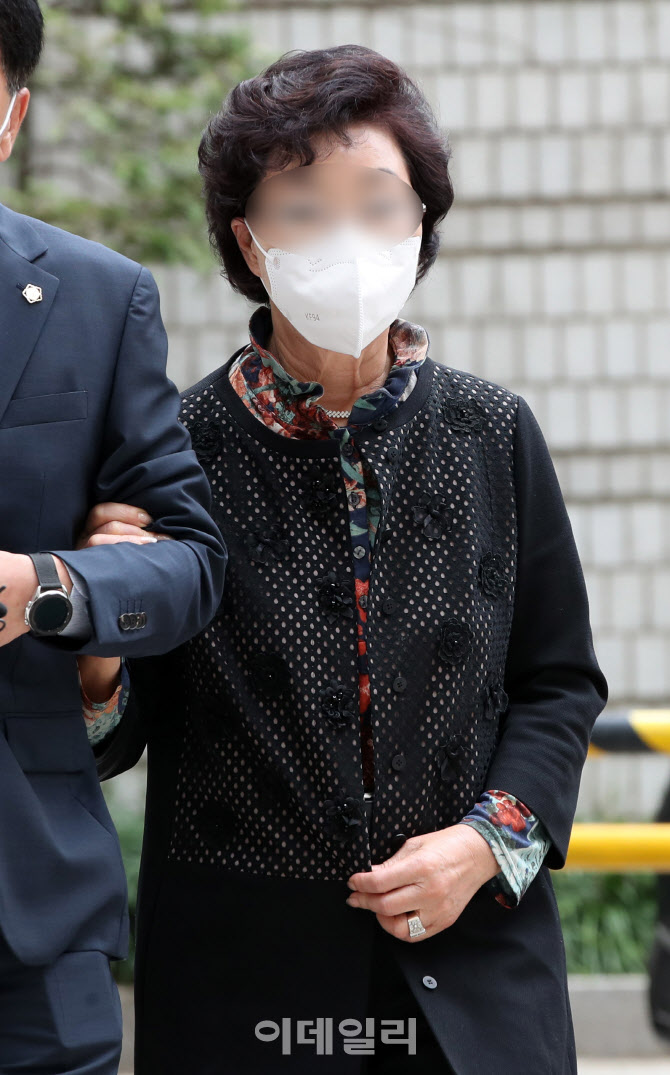 출소 후 첫 재판 출석하는 윤석열 장모 최모 씨                                                                                                                                                      