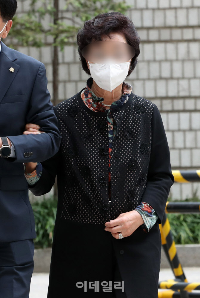 윤석열 장모, 취재진 질문에는 '묵묵부답'                                                                                                                                                 